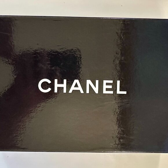 SOLD - Chanel White and Black lining Shoes US Size 8 (38) - Picture 9 of 9